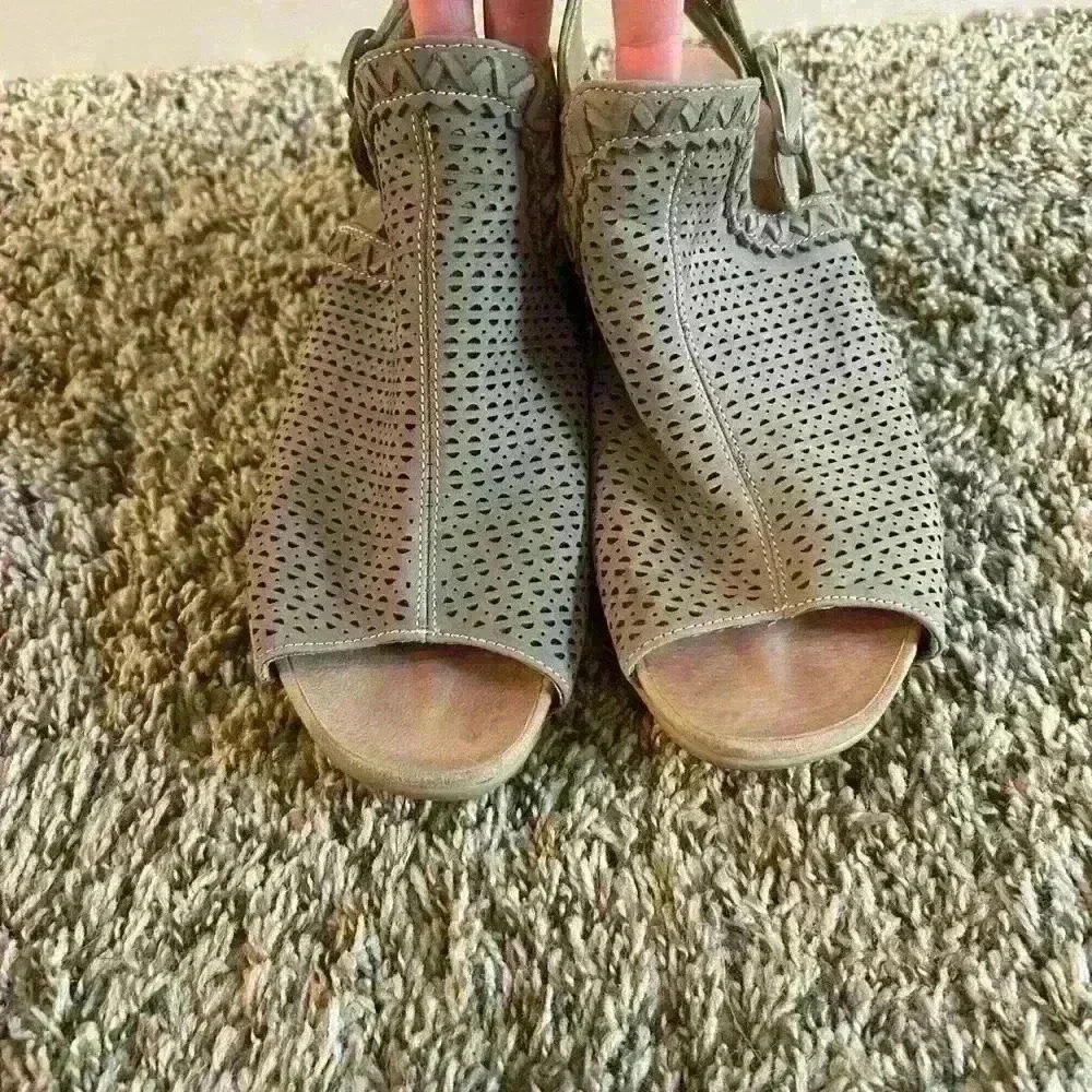 Woman’s light brown Earth brand heels. Size 9. In great condition!